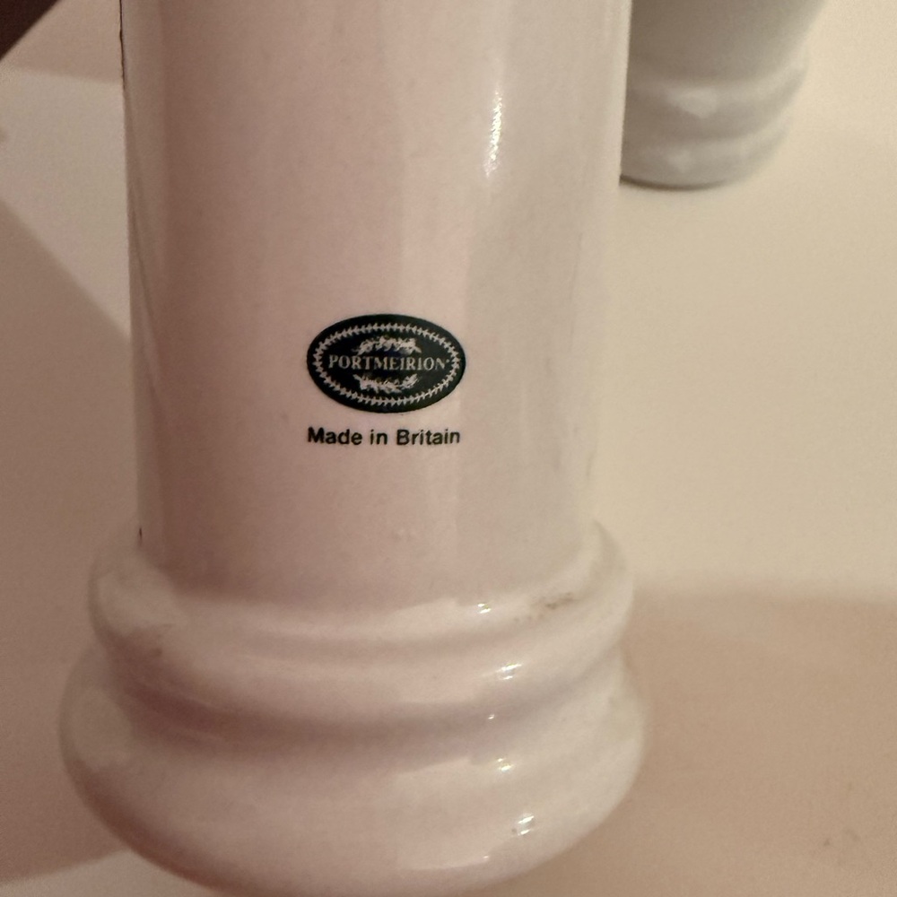Portmeirion Botanical Ceramic Salt and Pepper Shaker Set with Gold Accents - Picture 4 of 5